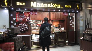 駅改札出口側にあるワッフル専門店