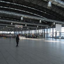 こんな形でカウンターもお店もない区画は，かなり広く感じます。