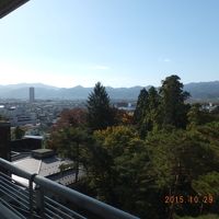 上山市街とその向こうの山々も展望できる