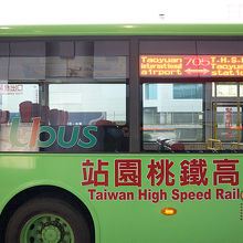 黄緑色のバスが目印です。