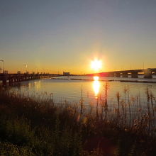 神宮橋(左)と新神宮橋(右)と夕陽