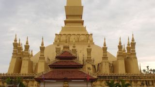 ビエンチャンのタートルアンは、ラオス仏教の最高の寺院として崇拝されています。
