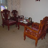 ベッドと別に応接があり、スイート風