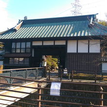 大変スケールの大きい長屋門です