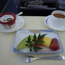 デザートはフルーツとアイスクリーム