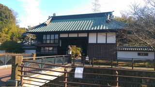 スケールの大きい長屋門