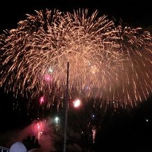 19時過ぎから2時間以上断続的に花火が打ち上げられる。花火師