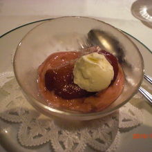 デザートは洋ナシのお酒に漬け込んだ様な一品。アイス付き