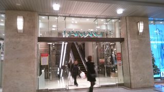 駅直結。お土産を買うに良し。