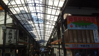 平和通り商店街とほぼ並行しています