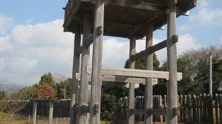 １つの集落のように囲われて各地位の家等が見学できる