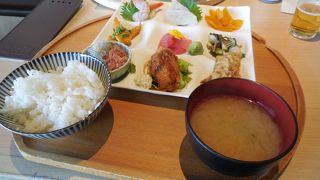 小奇麗で落ち着いたお店