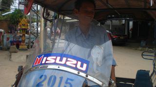 ビエンチャンのトゥクトゥクの料金は、タイよりも高いです。かつ悪徳ドライバーもいます。