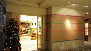 駅近のホテル内ディズニーグッズ店