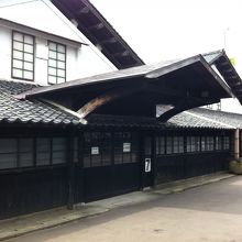 米倉庫　出入り口の屋根だけ飛び出てる（作業するためかな）