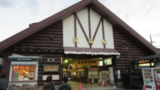 登山鉄道とケーブルカーの乗換駅です。登山鉄道の終着駅らしく山小屋風の駅舎です