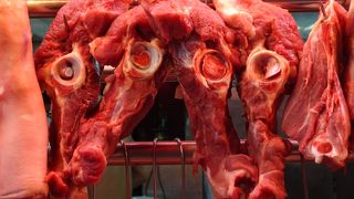 道の両側に広がる露店