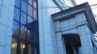 鉄筋コンクリート造りの歴史ある図書館