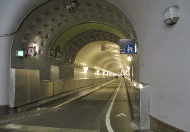 ハンブルク港から対岸へ行けるエルベ川の川底トンネルです。