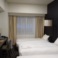 人によって違うでしょうが，耐えられない狭さではないです