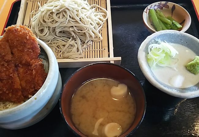 名物のソースかつ丼とそばをセットで