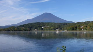 秋の山中湖と富士山