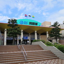 レース場エントランス