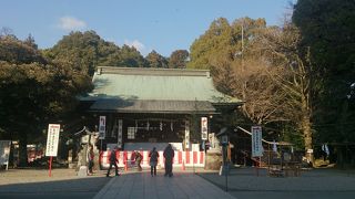 長めの階段を上がると本殿