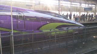 山陽新幹線全線開通40周年を記念してアニメ「エヴァンゲリオン」とコラボした新幹線車両