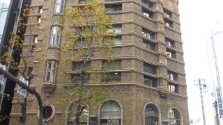 北浜駅から堺筋を南下して2・3分歩くと右手にあります