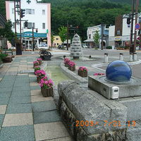 北海道の元・置戸駅前にも同じような石玉回転オブジがあった