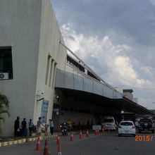 ソンテウの終点から約２０分程度歩いて、ようやく空港に到着です