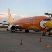 徒歩移動の苦労の後、バンコクへのノックエアー便に乗れました