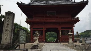 朱塗りの総門と壮大な本堂が特徴