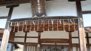 標高数十メートルの山に三社あり。