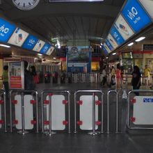 南北にショッピング街があるため、中央の通り抜けのできる通路