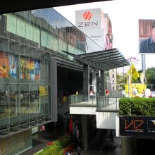 サイアム駅北側のサイアムタワー等のショッピングモールです。