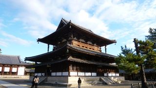 世界最古の木造建築。釈迦三尊像をご安置。