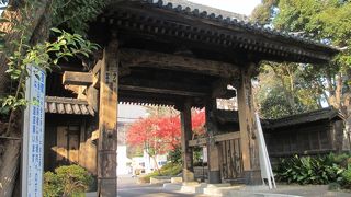 三解脱門隣に建っています