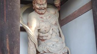 西院伽藍の正門