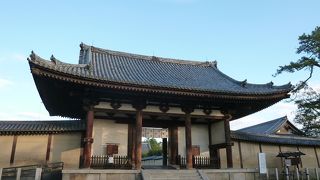 法隆寺の中では比較的新しく室町時代の建築。