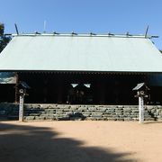 松山城の登山口に鎮座しています