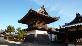 袴腰を特徴とする建築