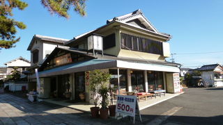 奈良の名物で、団体ツアーも利用するようです。