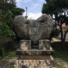 沖縄県道213号黒島港線起点にて、日本の道100選の碑。