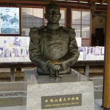 秋山中将の像