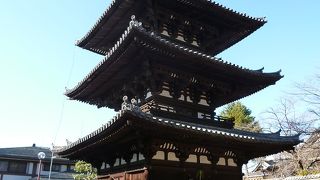 ひっそりと佇む三重塔