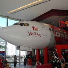 入口では、エアアジアが待ち構えています。