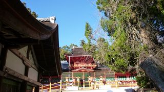 朱塗りの社殿が美しい