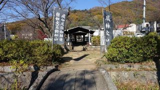 静かな住宅地の中にあります